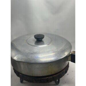 Wagner Ware Magnalite 4570-P Chicken Frying Skillet W Lid Dbl Spout 11.5